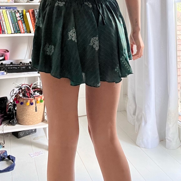 Green, hippie pattern, silky, loose shorts that looks like a skirt! - Picture 4 of 5